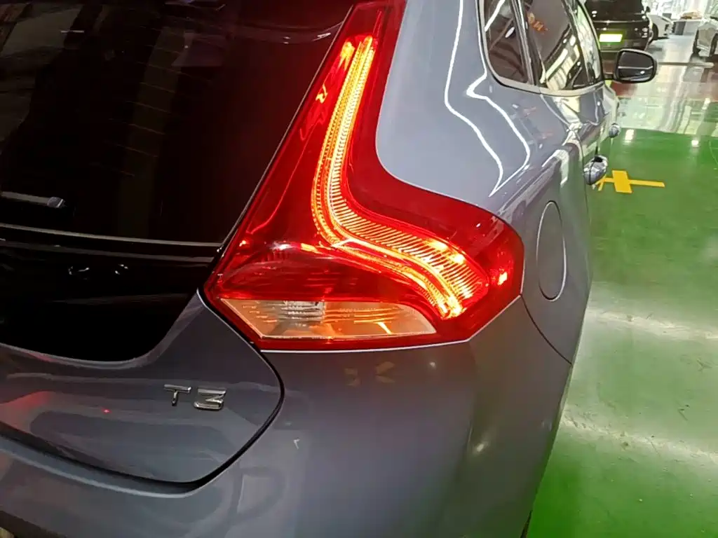 Volvo V40 2019 — фото 8