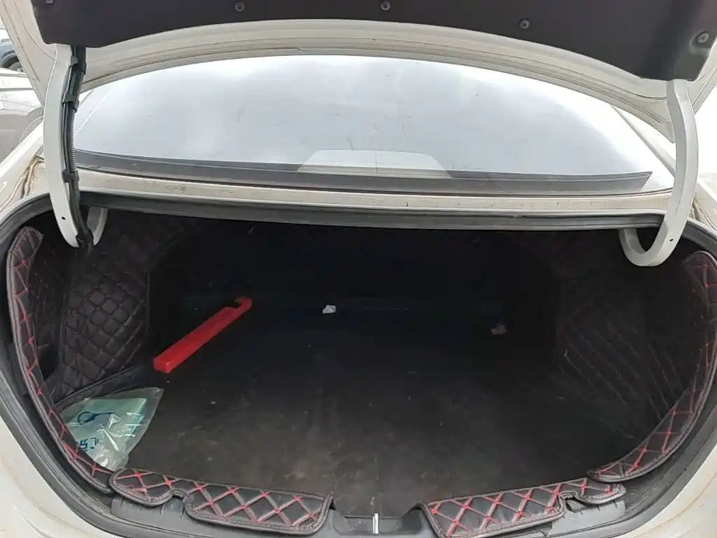 Hyundai Elantra 2018 — фото 19