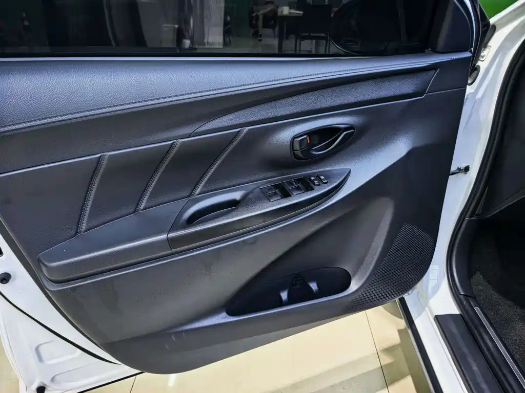Toyota Yaris L 2023 — фото 18