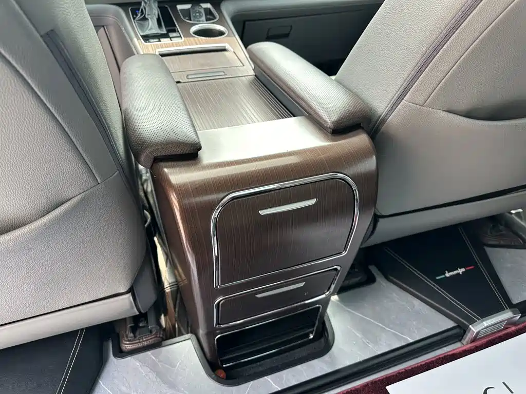 Toyota Granvia 2024