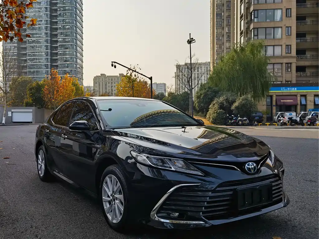 Toyota Camry 2023 — фото 2