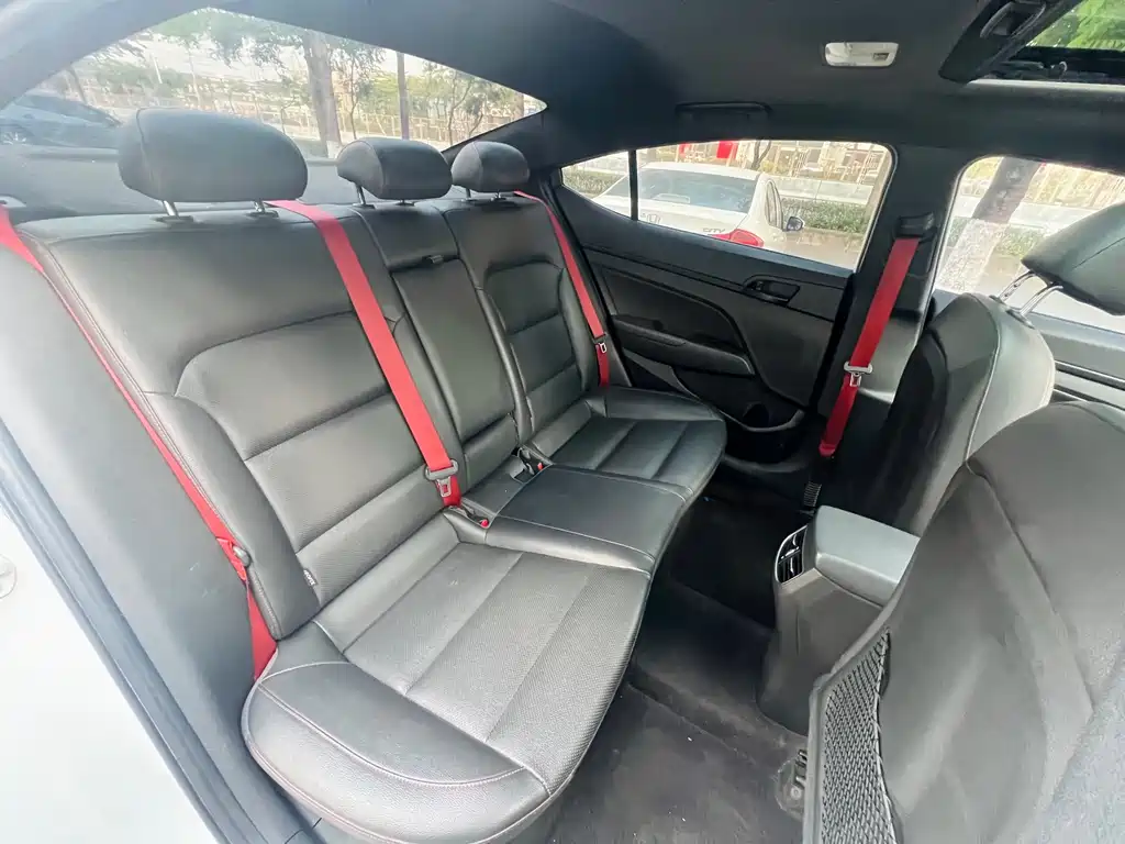 Hyundai Elantra 2019 — фото 16