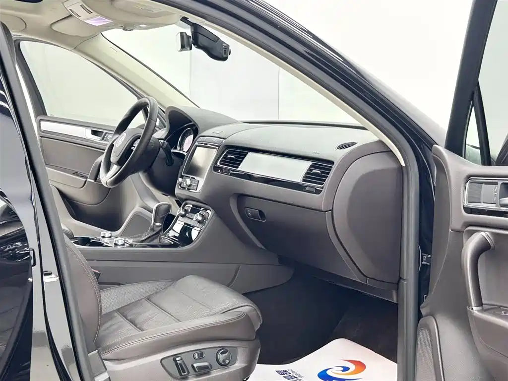 Volkswagen Touareg 2018 — фото 10