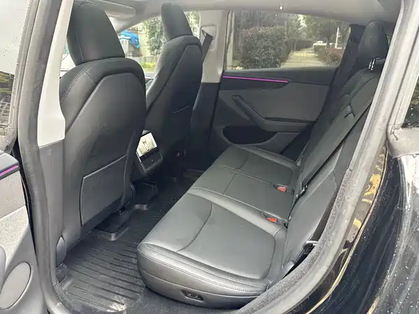 Tesla Model Y 2025