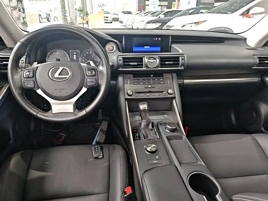 Lexus IS 2019 — фото 10