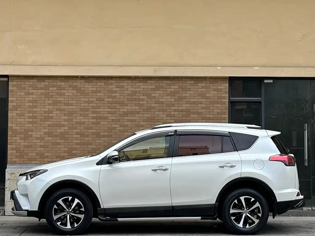 Toyota RAV4 2017 — фото 7