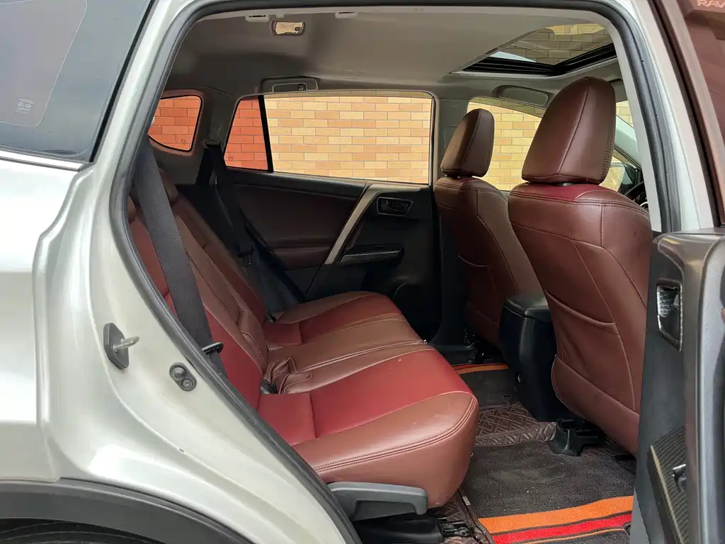 Toyota RAV4 2017 — фото 18