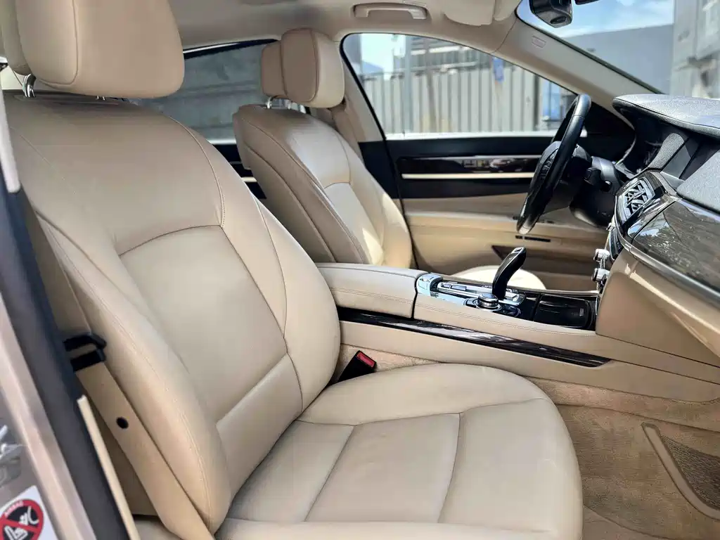BMW 7 Series 2011 — фото 16