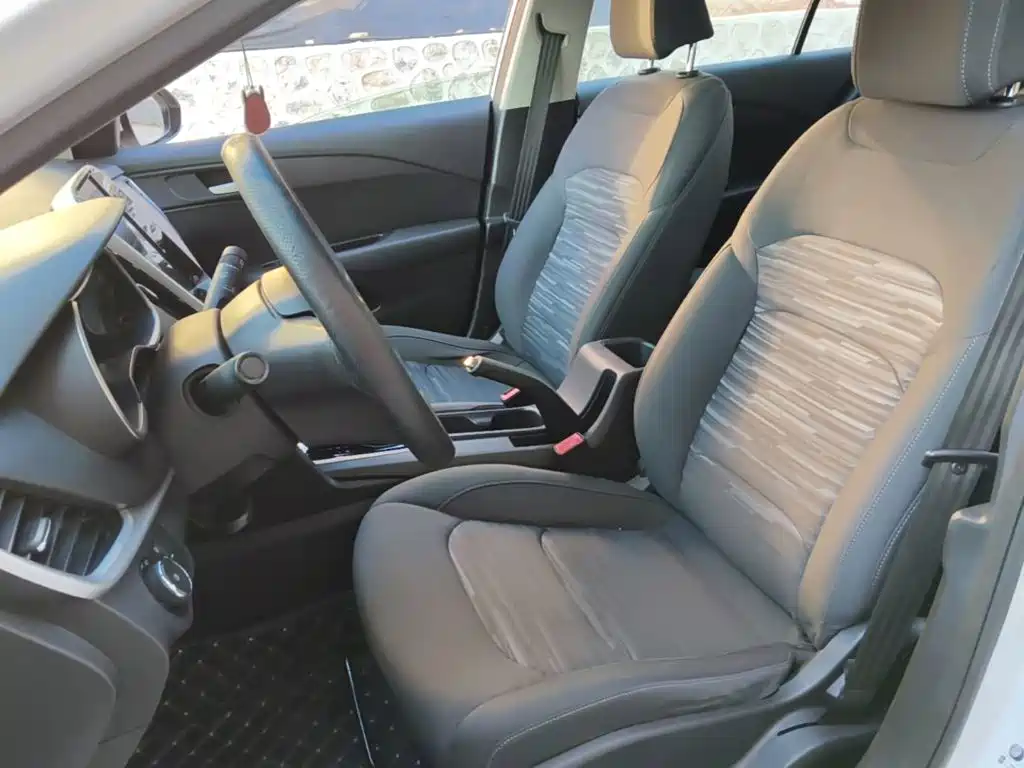 Chevrolet Cavalier 2018 — фото 15