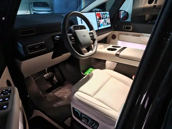 Li Auto MEGA 2025