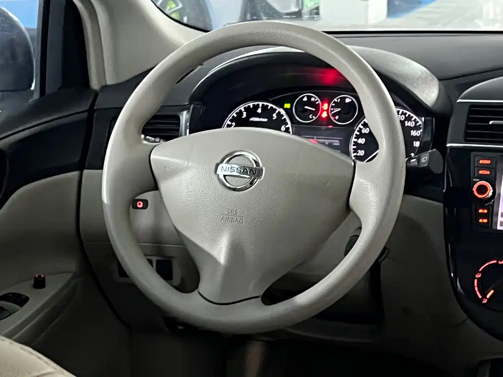 Nissan Tiida 2013 — фото 15