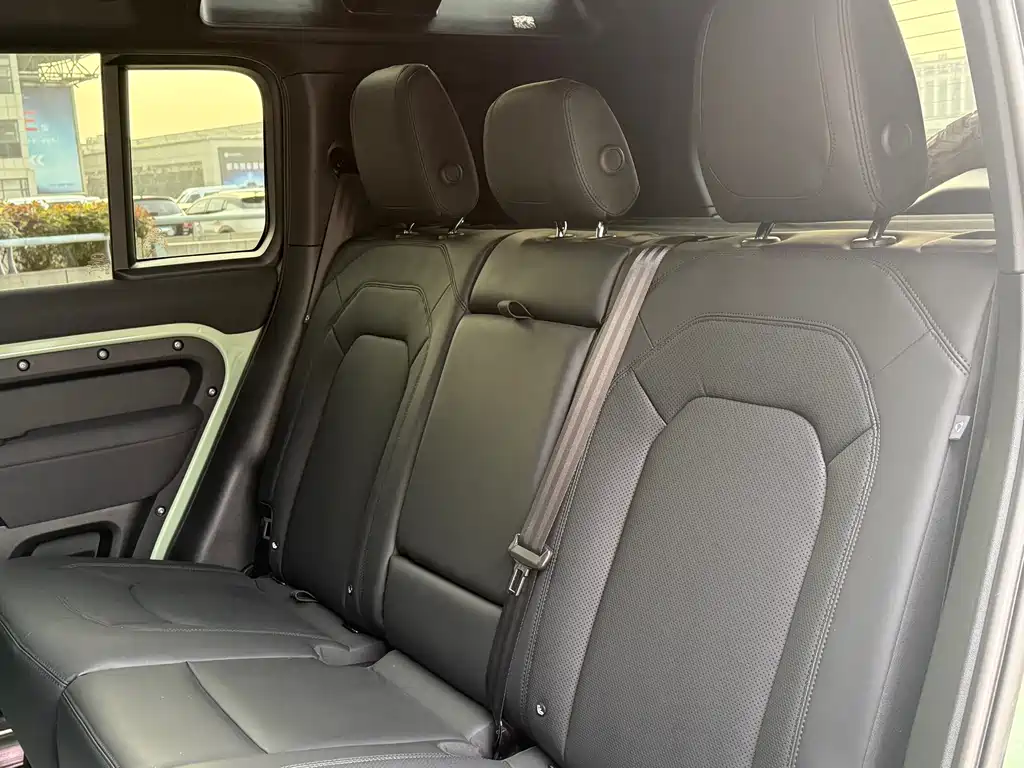 Land Rover Defender 2023 — фото 19
