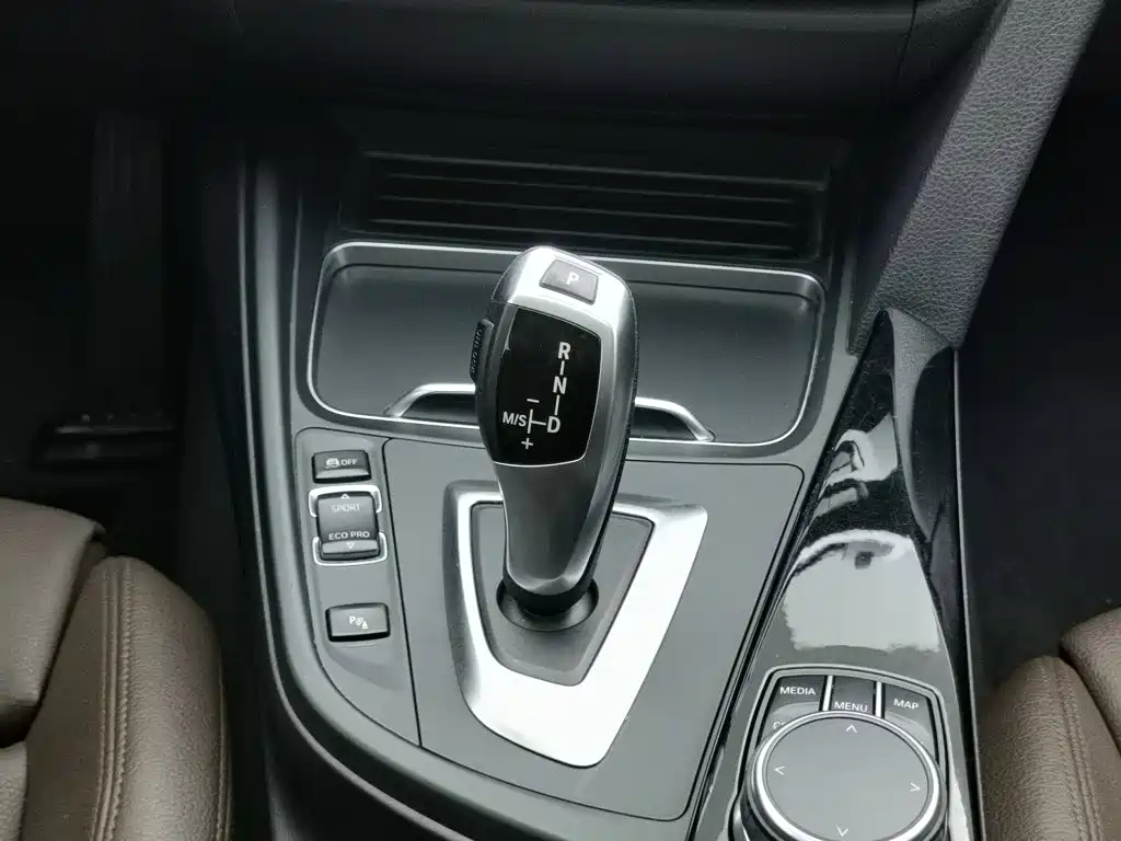 BMW 3 Series 2019 — фото 13