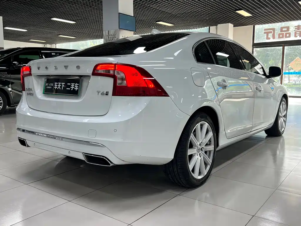 Volvo S60 Plug-In Hybrid 2018 — фото 6