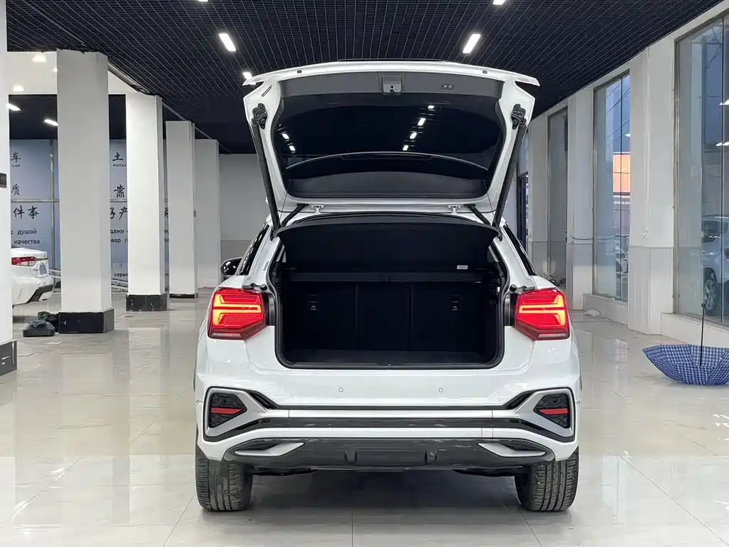 Audi Q2L 2023 — фото 16