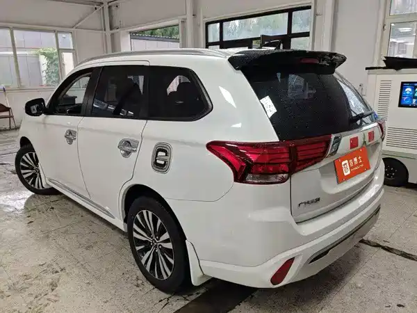 Mitsubishi Outlander 2023