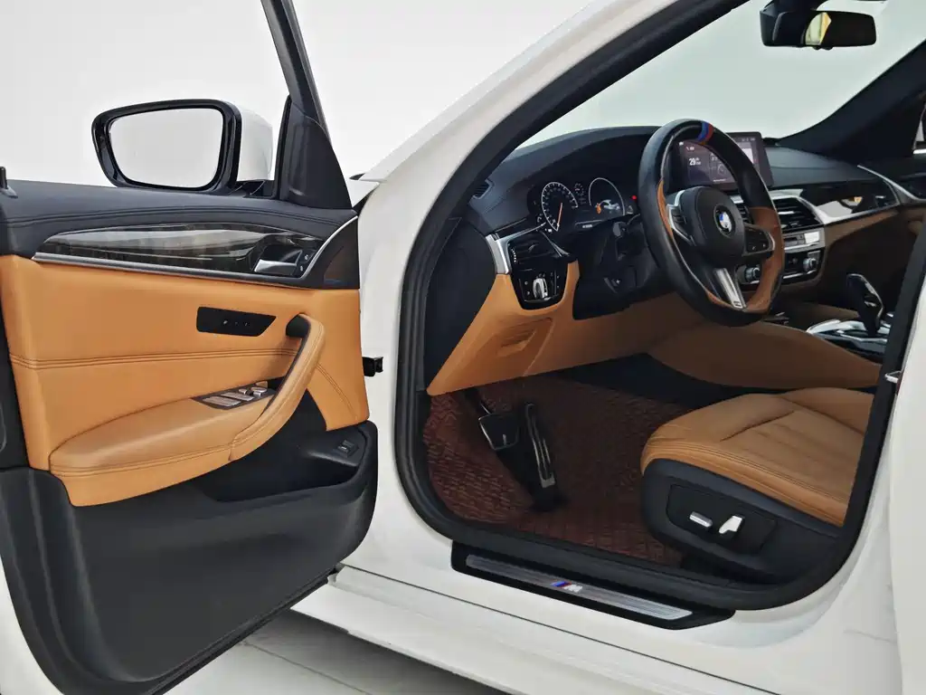 BMW 5 Series 2019 — фото 13