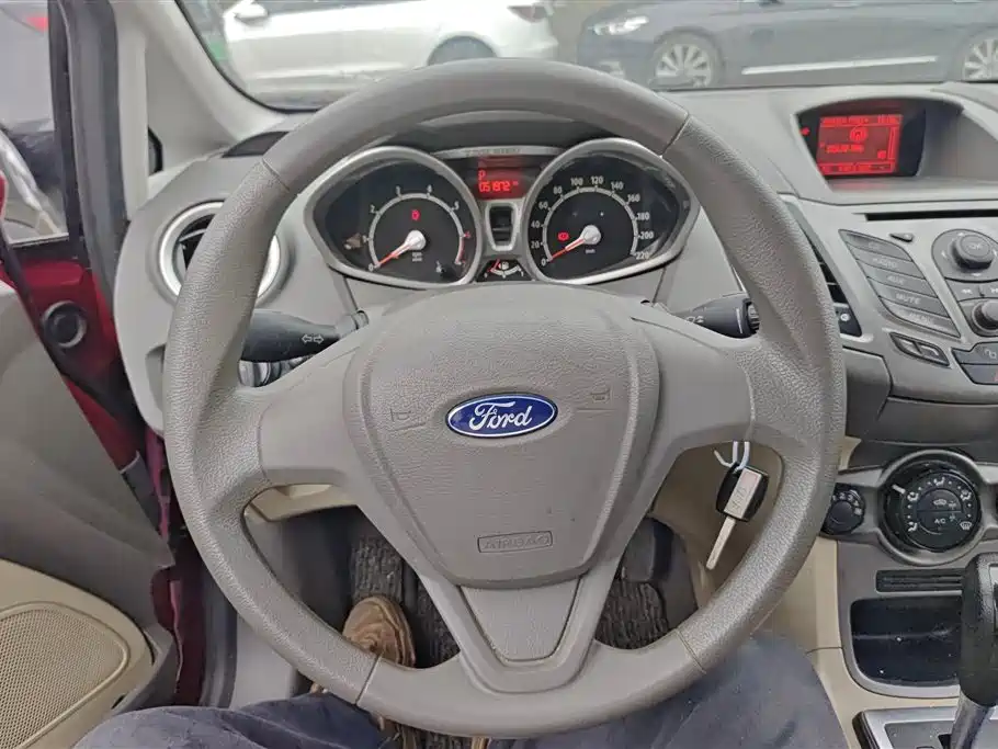Ford Fiesta 2012 — фото 15