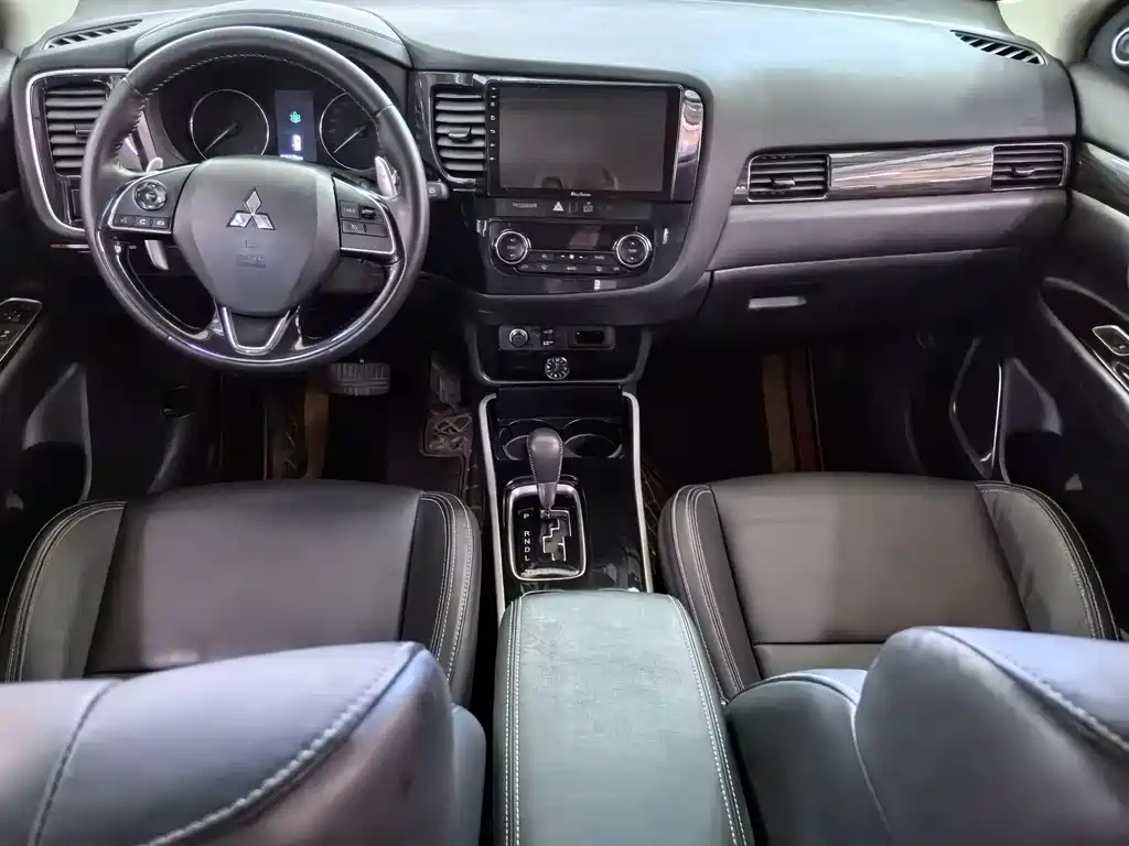 Mitsubishi Outlander 2020 — фото 12