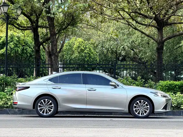 Lexus ES 2025