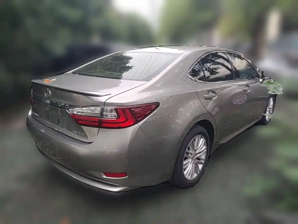 Lexus ES 2018 — фото 12