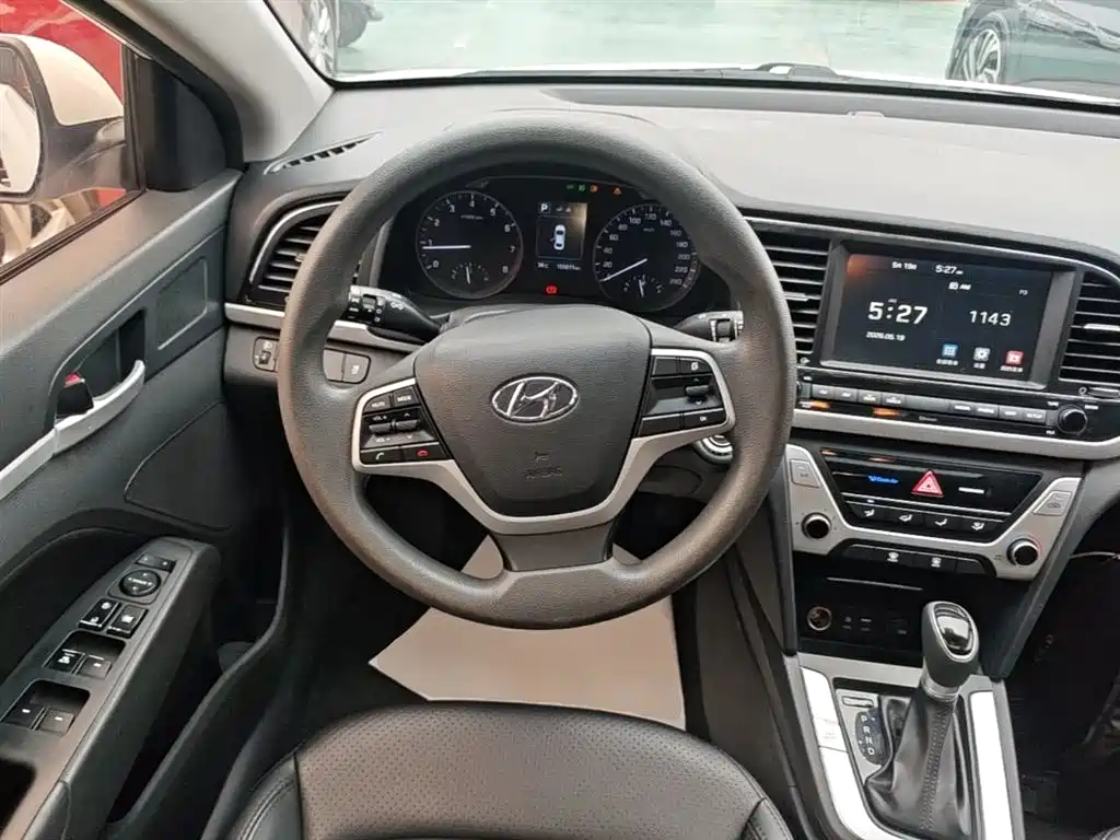 Hyundai Elantra 2018 — фото 11