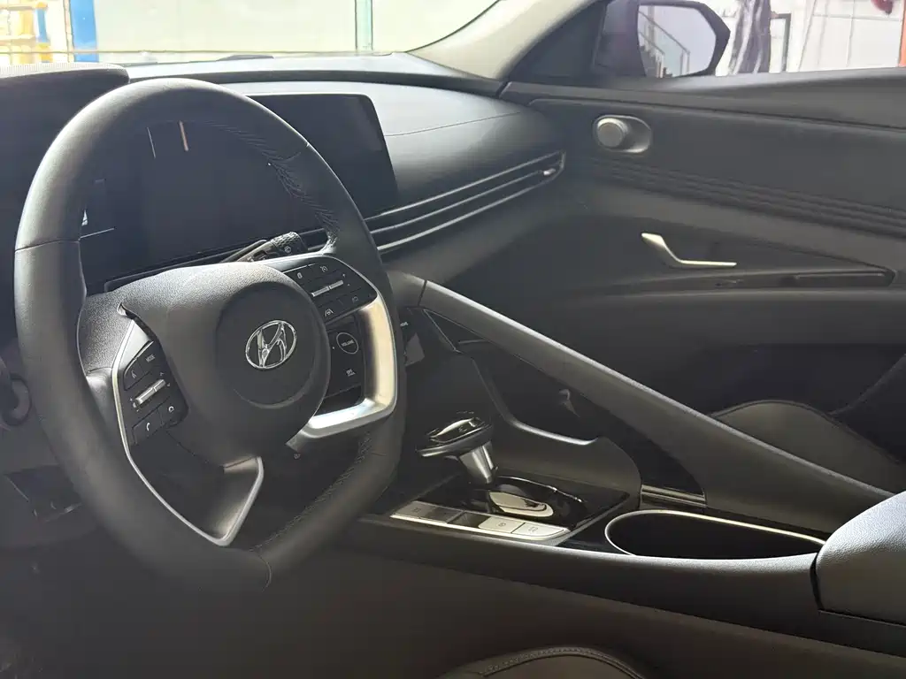 Hyundai Elantra 2022 — фото 10