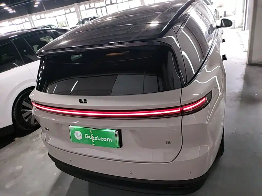 Li Auto i8 2025