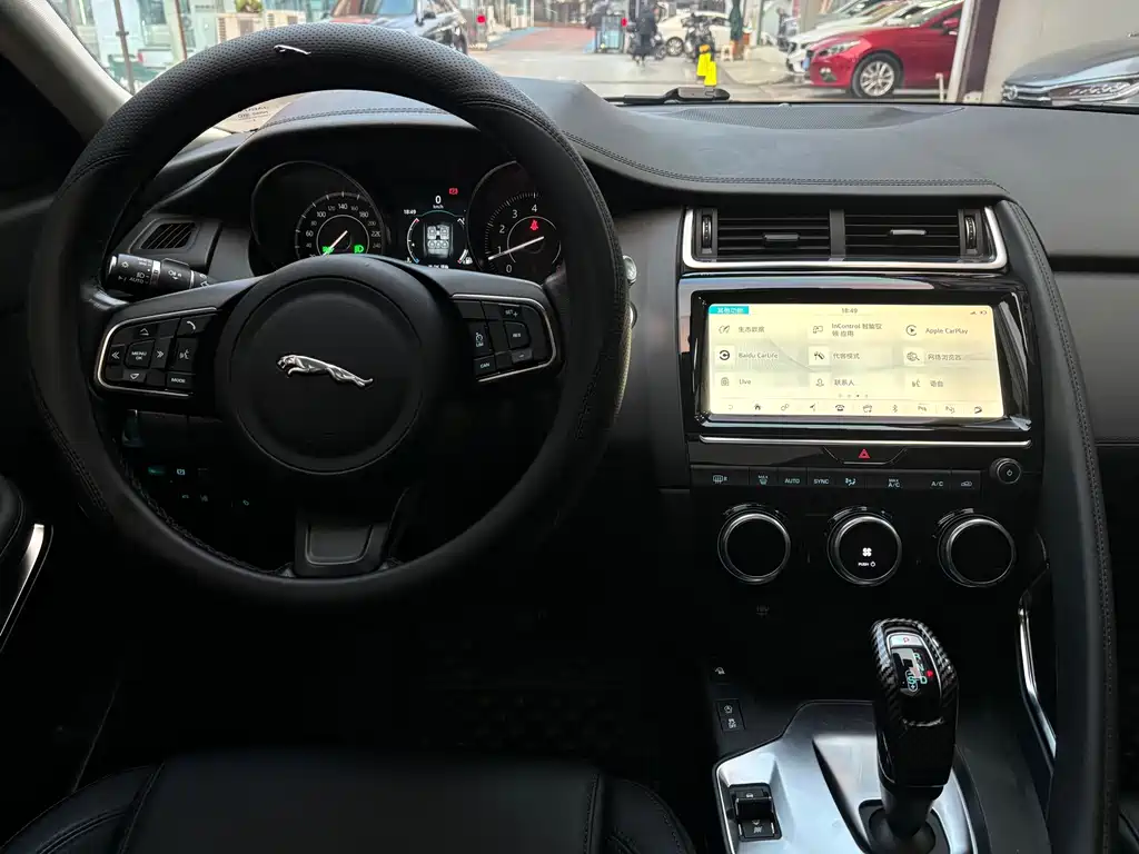 Jaguar E-PACE 2019 — фото 15