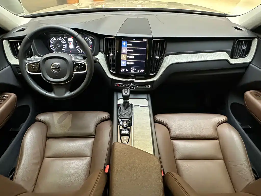Volvo XC60 2019 — фото 10