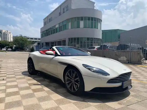 Aston Martin DB11 2023