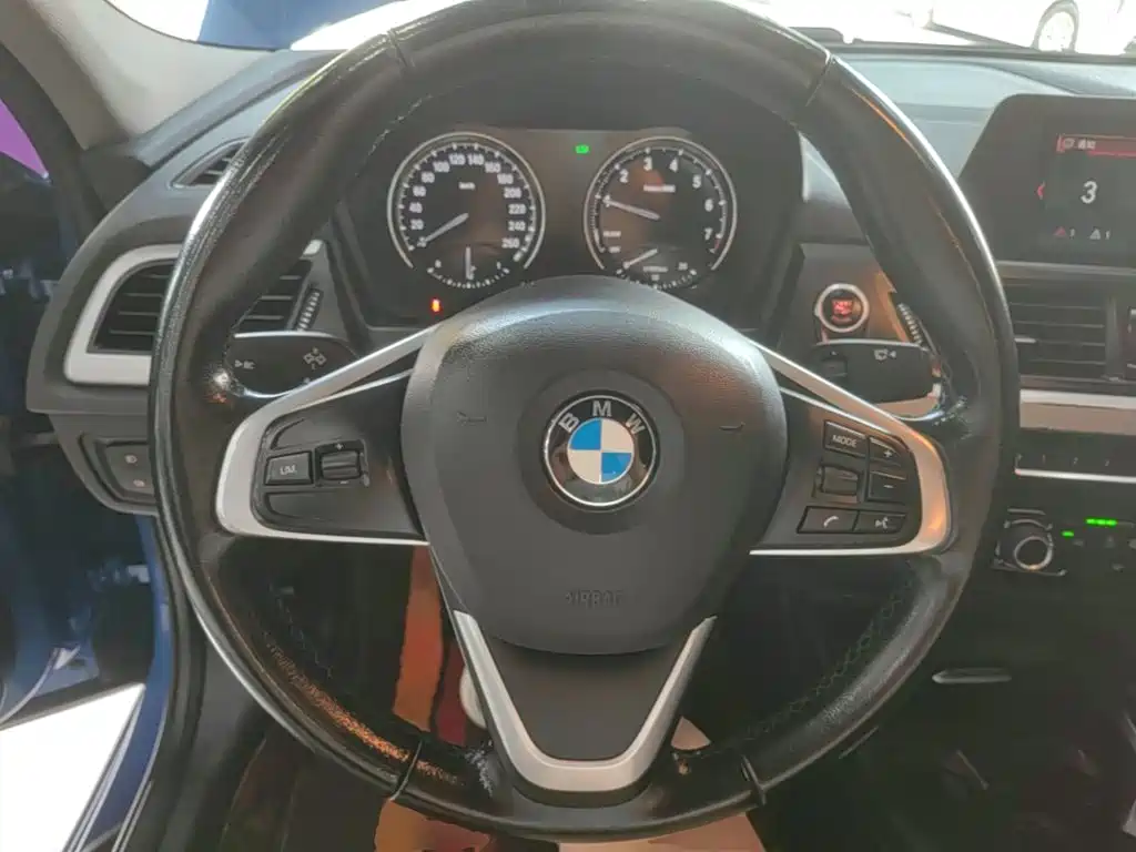 BMW 1 Series 2018 — фото 11
