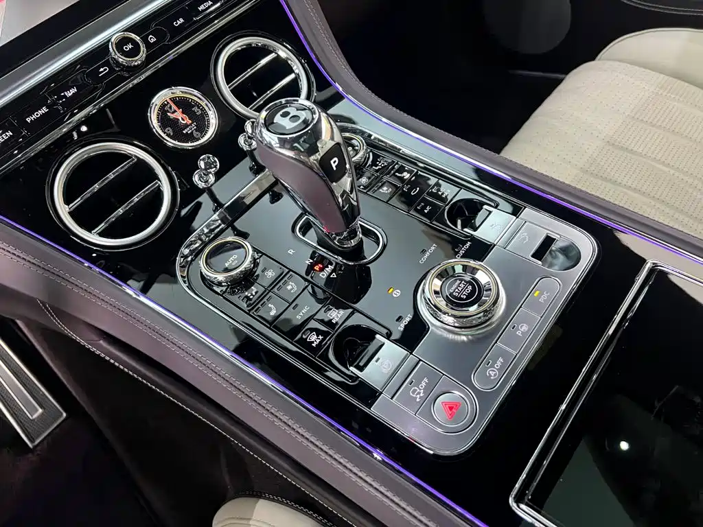 Bentley Continental 2025 — фото 13