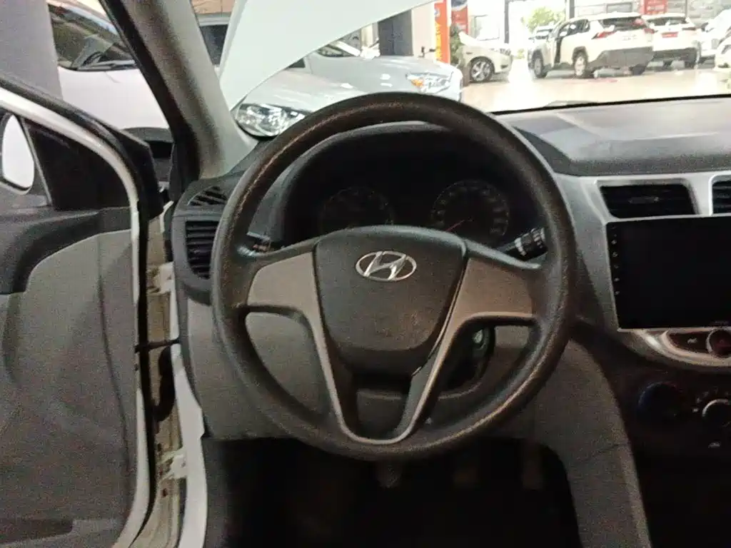 Hyundai Verna 2015 — фото 11