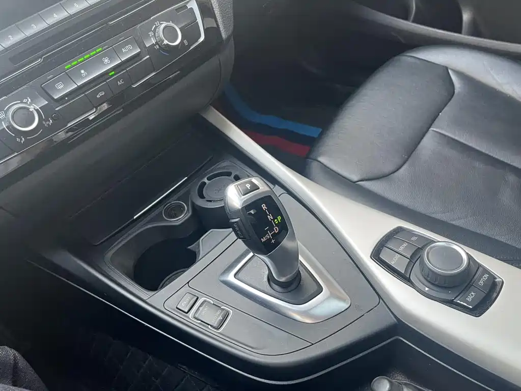 BMW 1 Series 2018 — фото 12