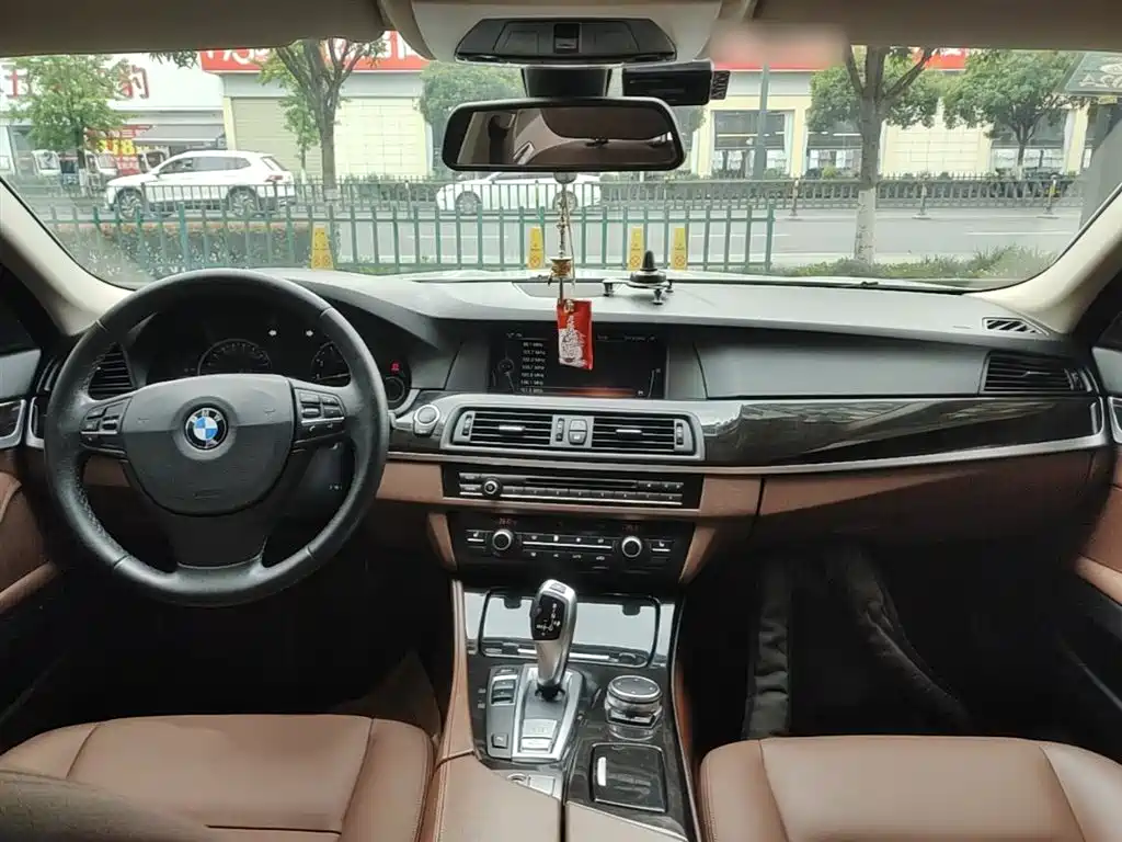 BMW 5 Series 2016 — фото 10