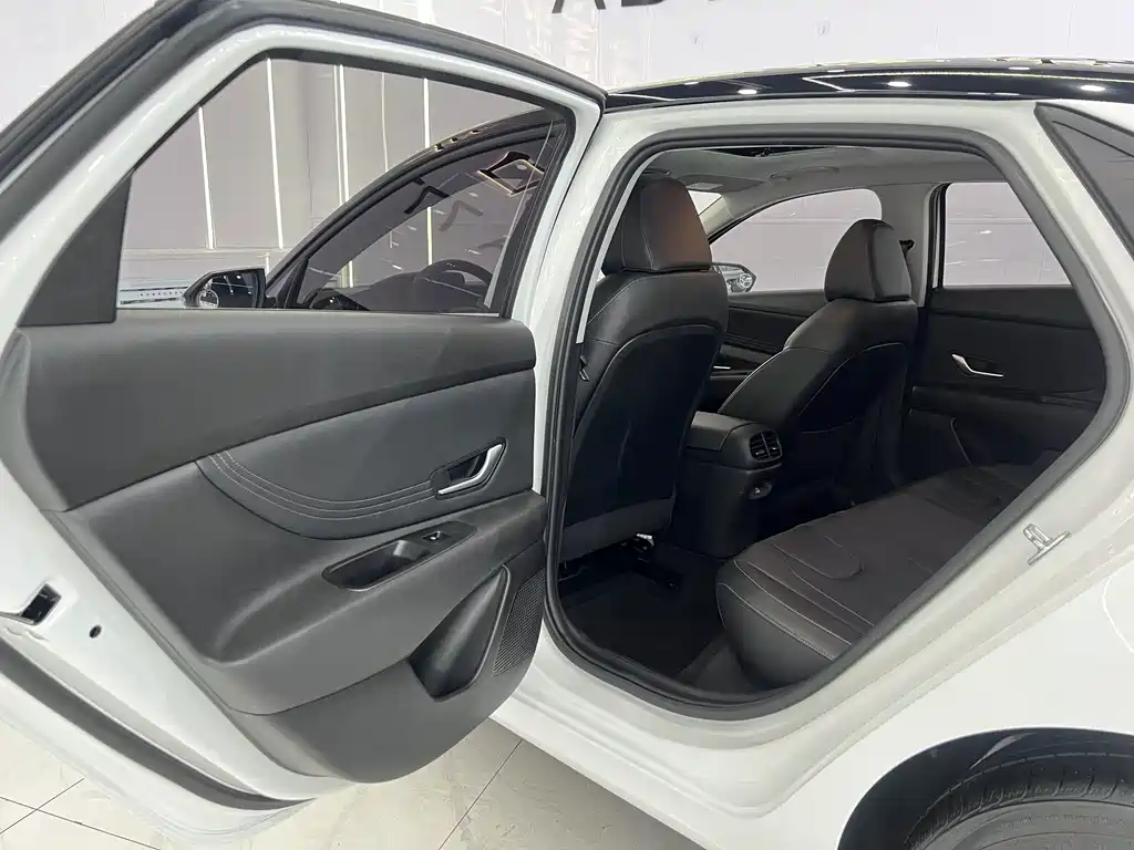 Hyundai Elantra 2023 — фото 11