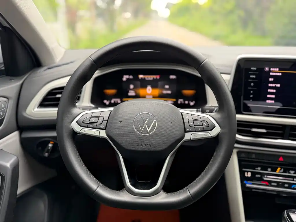 Volkswagen T-Roc 2023 — фото 12