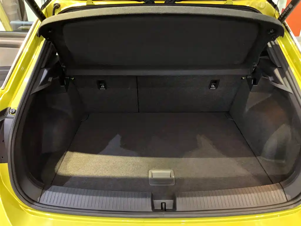 Volkswagen T-Roc 2023 — фото 13