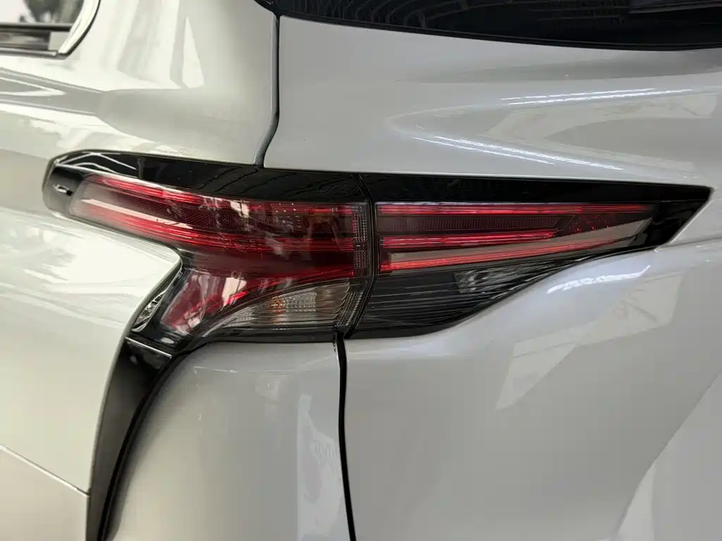 Toyota Granvia 2023 — фото 10