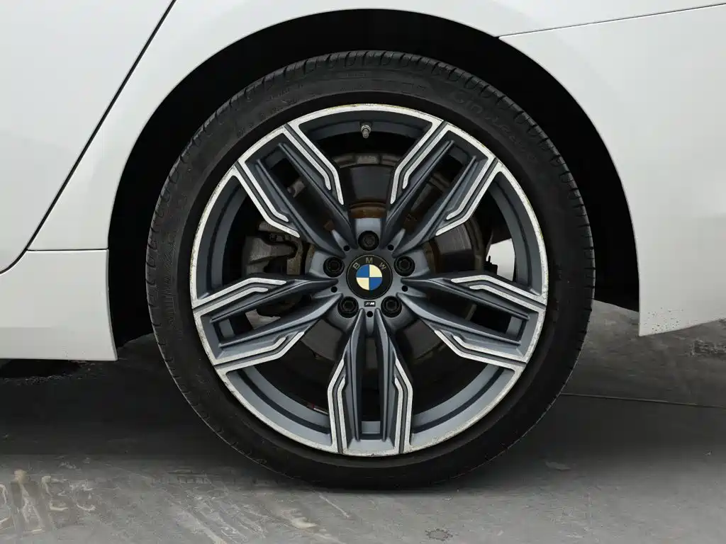 BMW 5 Series 2017 — фото 9