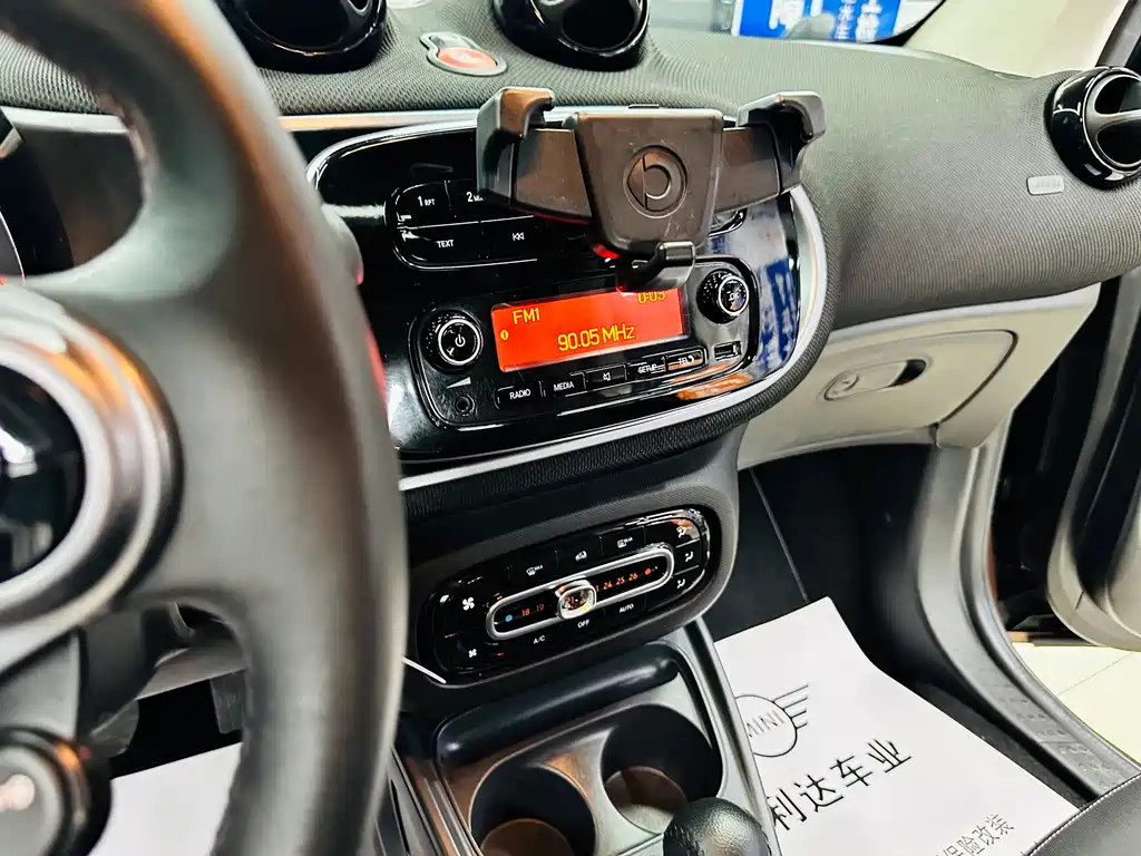 smart Fortwo 2018 — фото 32