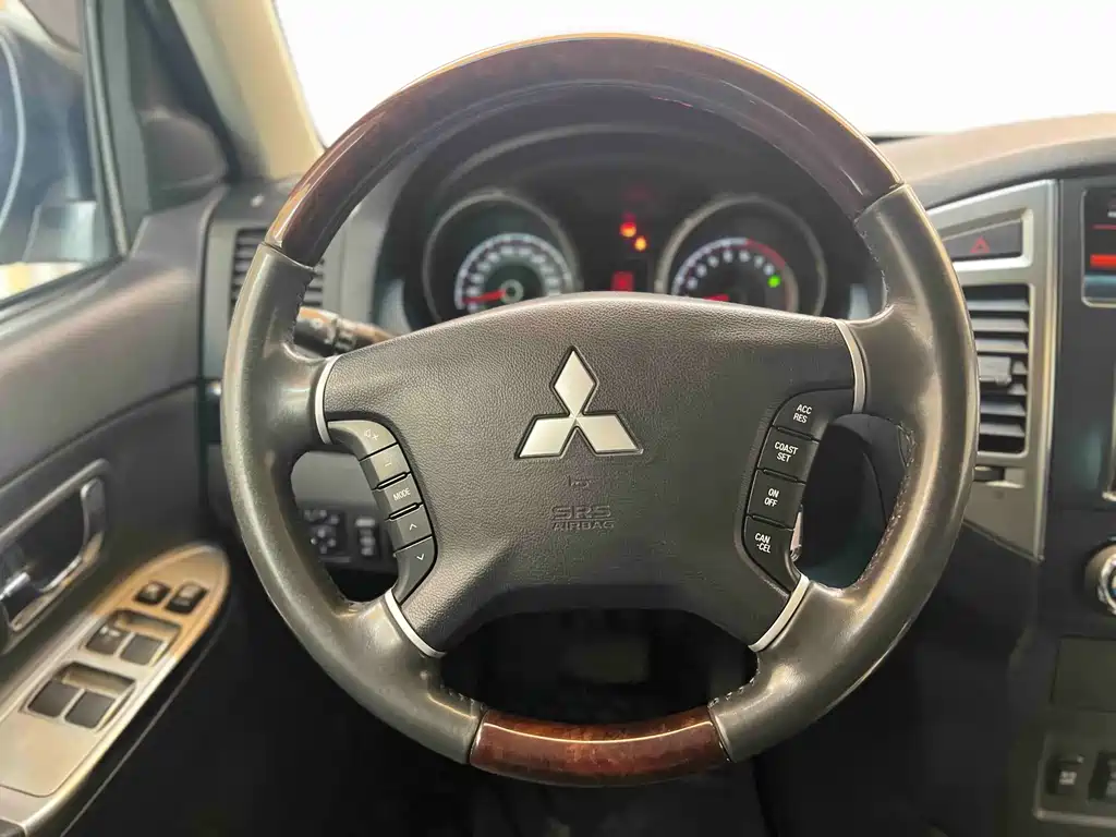 Mitsubishi Pajero 2017 — фото 13