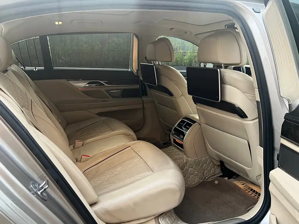 BMW 7 Series 2016 — фото 13