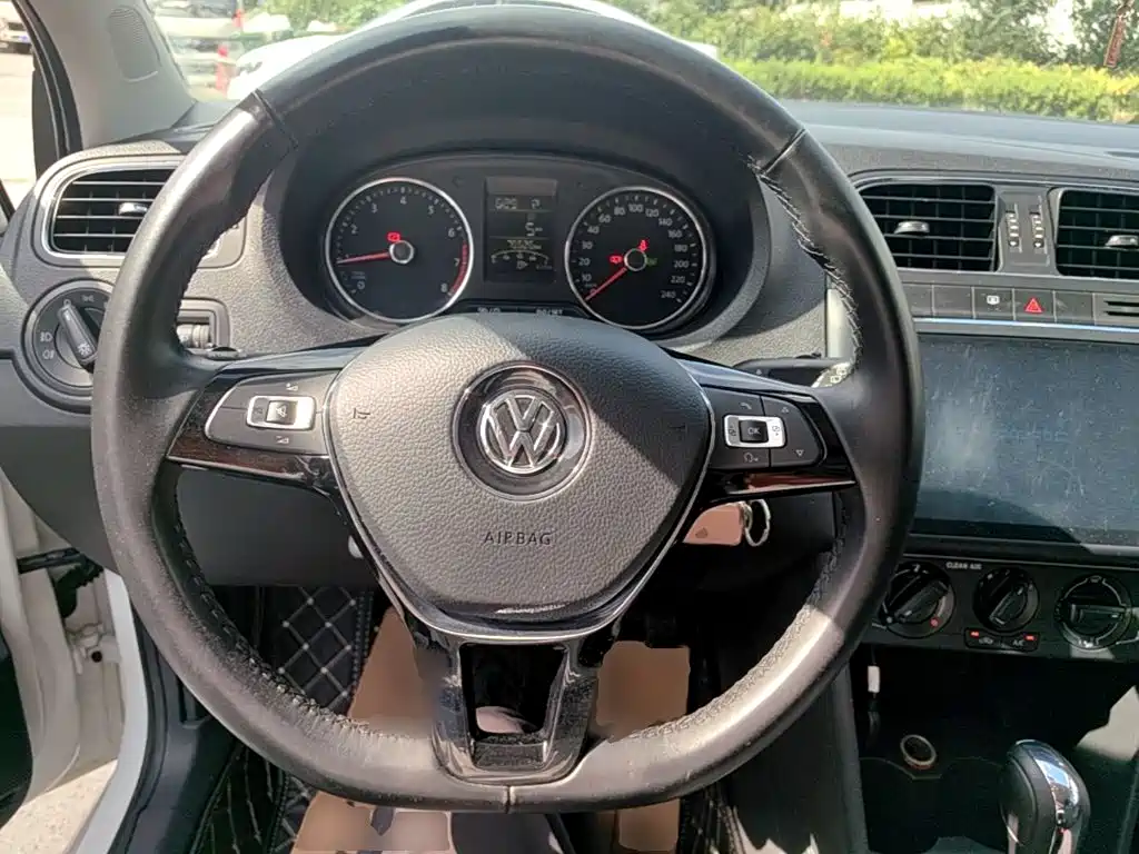 Volkswagen Polo 2017 — фото 11
