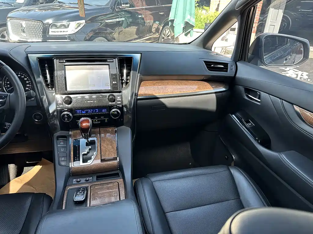 Toyota Alphard 2017 — фото 16