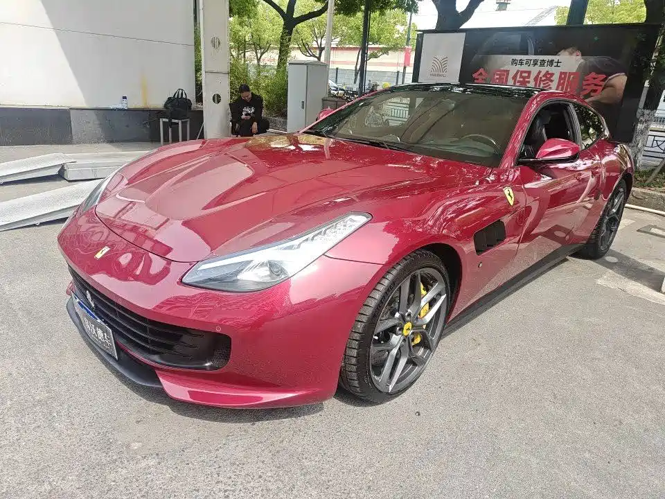 Ferrari GTC4Lusso 2018 — фото 11