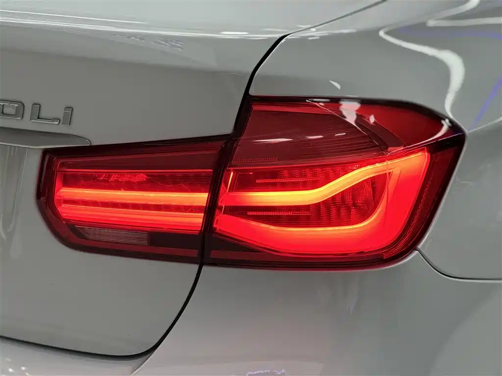 BMW 3 Series 2019 — фото 8