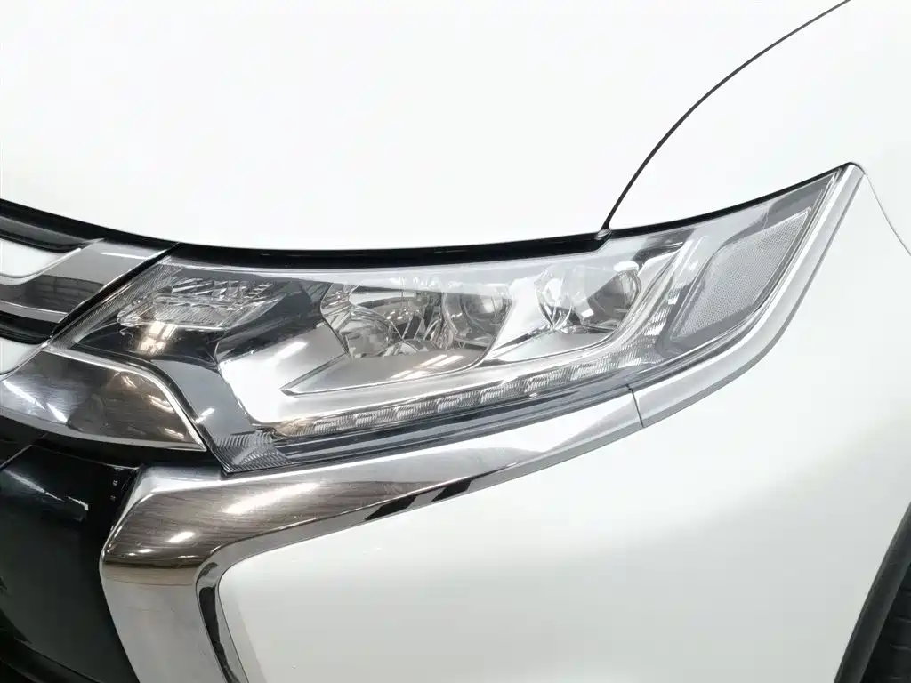 Mitsubishi Outlander 2018 — фото 7