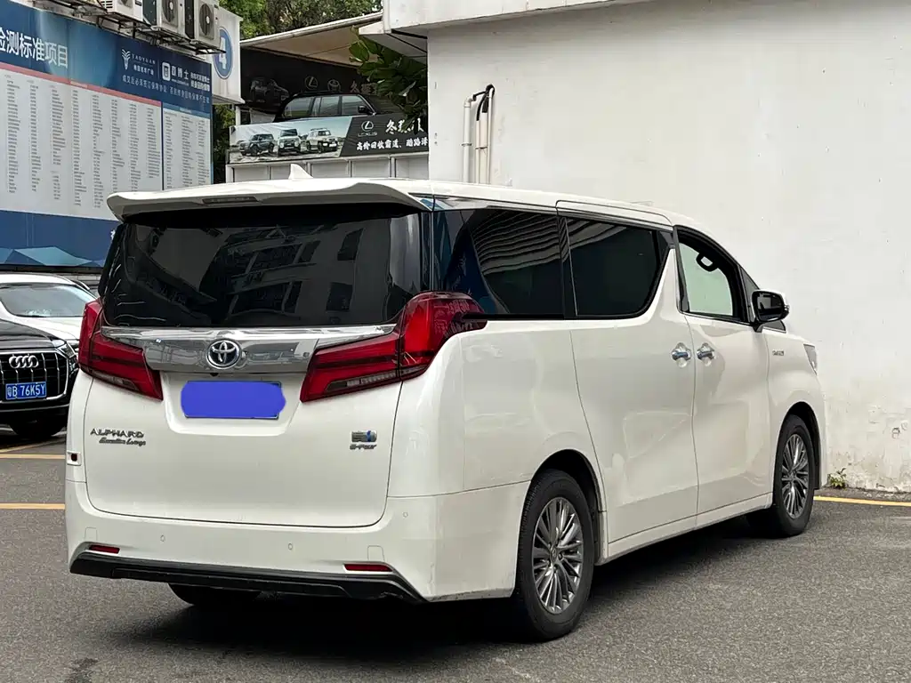 Toyota Alphard 2023 — фото 9